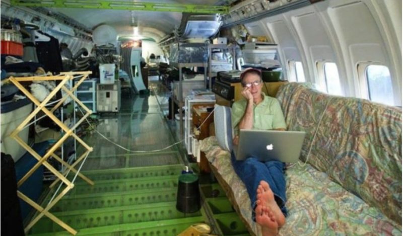 This creative man turned an old plane into a cozy home and lives in it: it's incredibly nice inside it