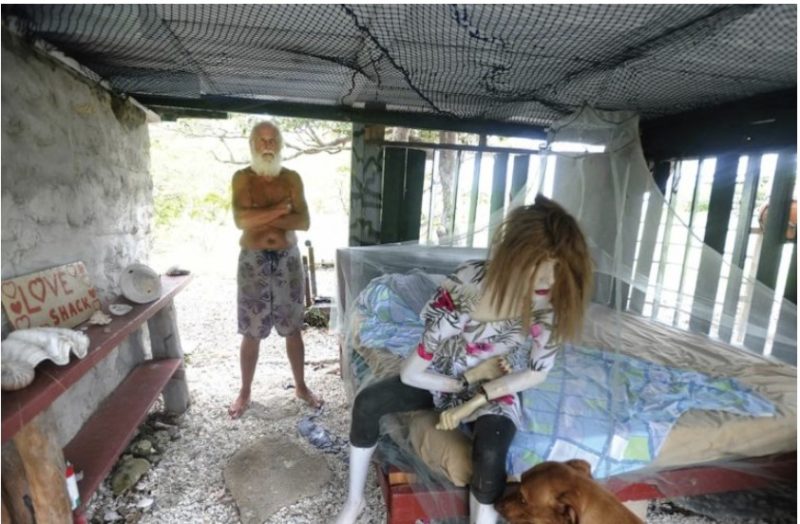 The former millionaire left everything and went to live on a desert island: his life details inside
