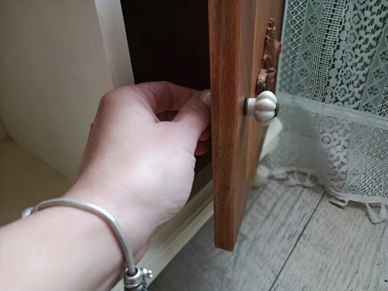 I discovered this nightstand by chance among the trash and decided to restore it: here's the result I achieved.