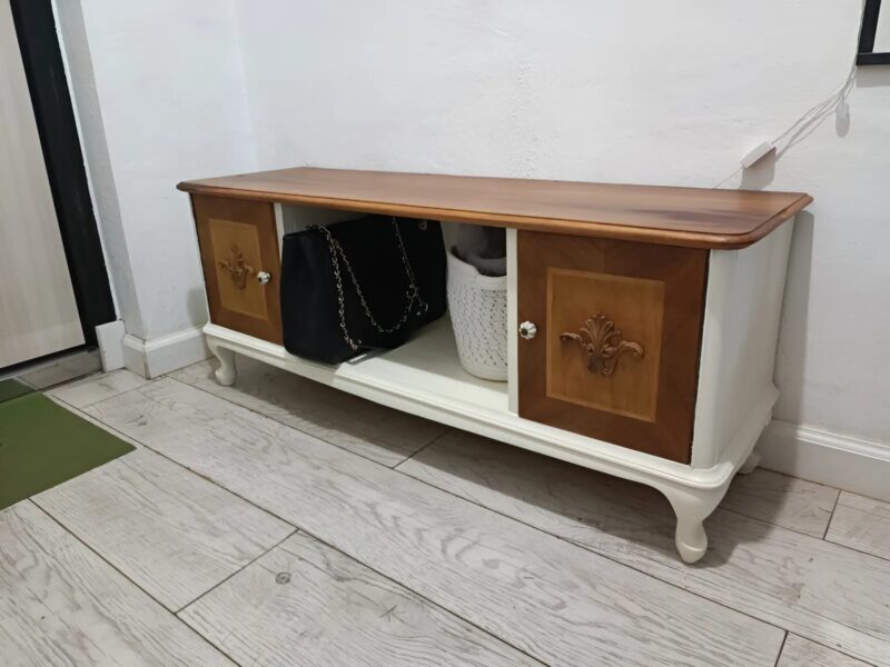 I discovered this nightstand by chance among the trash and decided to restore it: here's the result I achieved.