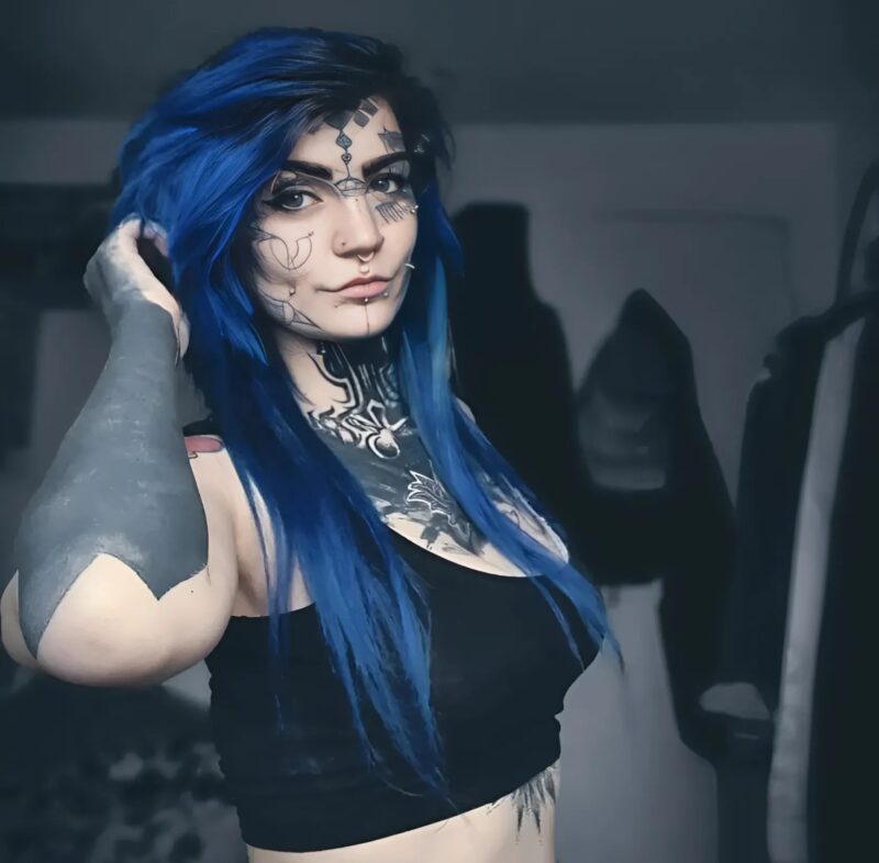 She hid her tattoos for the first time in years—even her own child didn't recognize her