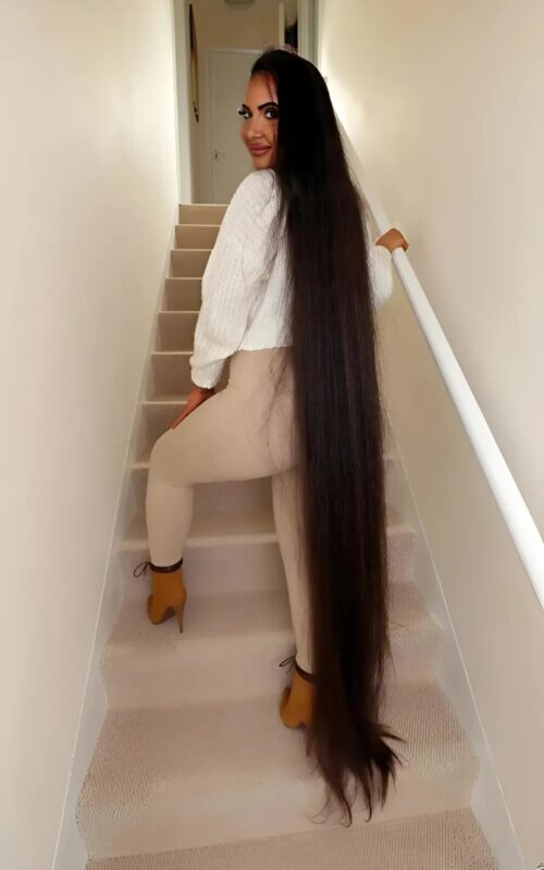Girl hasn’t cut her hair since she was 13: now she’s 30 and here’s what her hair looks like