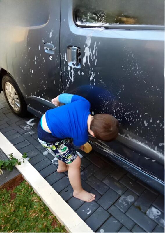 After school, a boy washed the cars of wealthy people to support his sick grandmother
