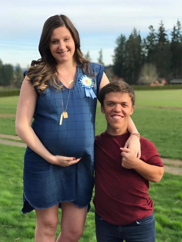 A man who is 132 cm tall married a woman of average height: today, their 3 children amaze everyone with their appearance