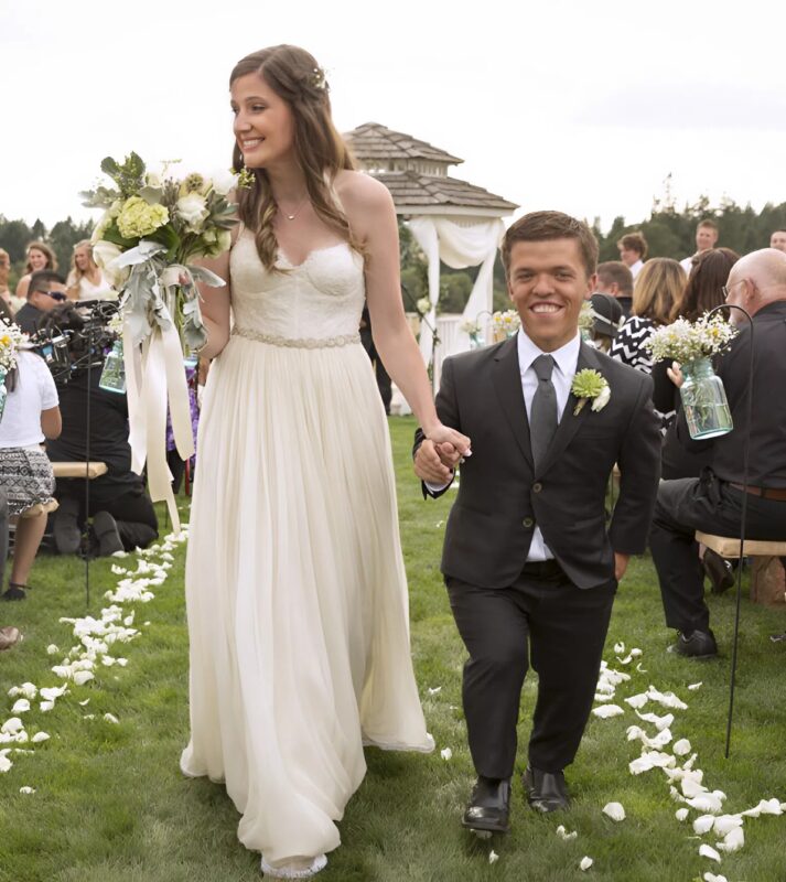 A man who is 132 cm tall married a woman of average height: today, their 3 children amaze everyone with their appearance