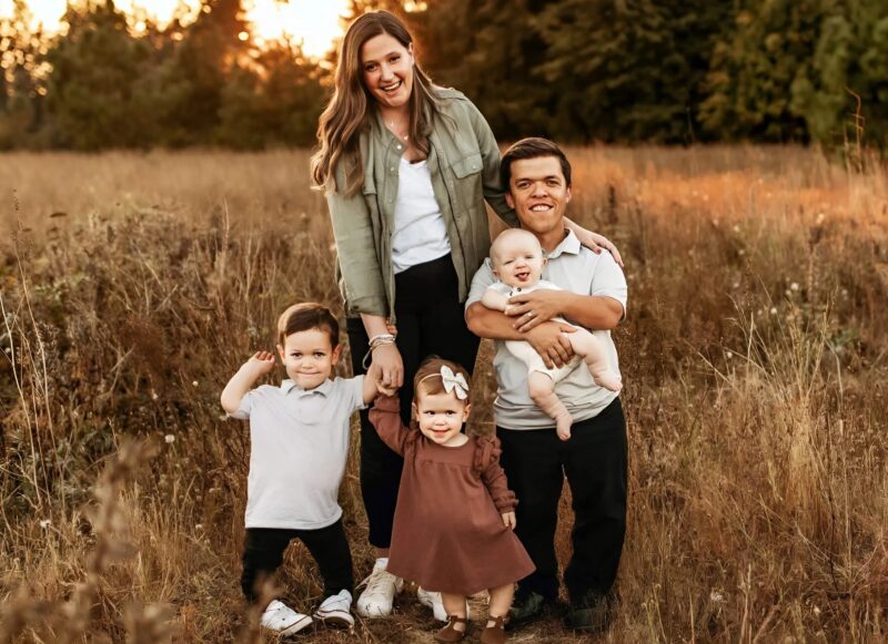 A man who is 132 cm tall married a woman of average height: today, their 3 children amaze everyone with their appearance