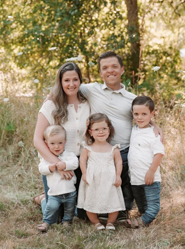 A man who is 132 cm tall married a woman of average height: today, their 3 children amaze everyone with their appearance