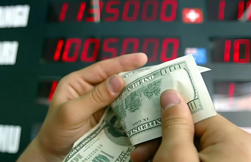 My wife secretly sent money to someone every month։ When I found out exactly who she was sending it to, I froze, unable to say a single word