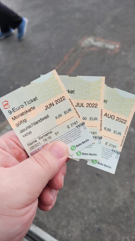 An eleven-year-old boy was forced off a bus because of an old ticket and had to walk six kilometers through the snow to get home