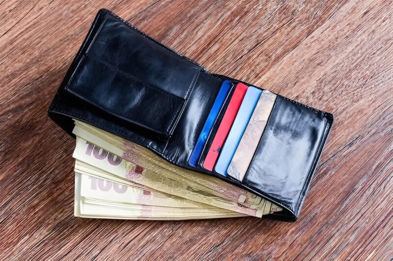 The businessman pretended to be asleep to test his driver’s son, deliberately dropping his wallet full of money at the boy’s feet