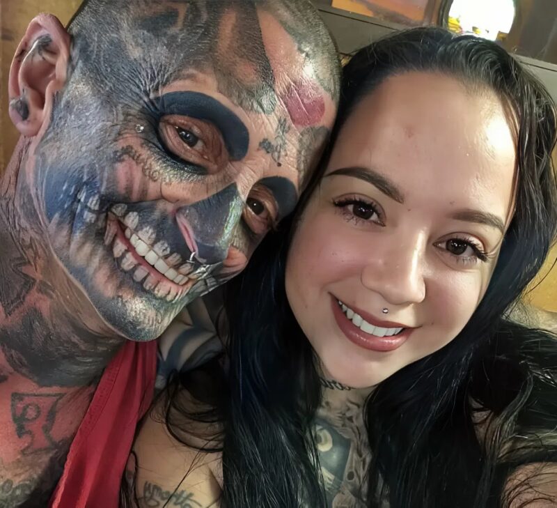 He is one of the most tattooed men in the world, with 240 tattoos. See how the child of this extraordinary couple looks.