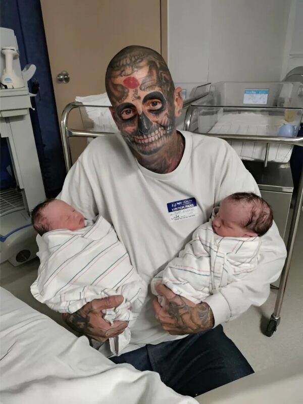 He is one of the most tattooed men in the world, with 240 tattoos. See how the child of this extraordinary couple looks.